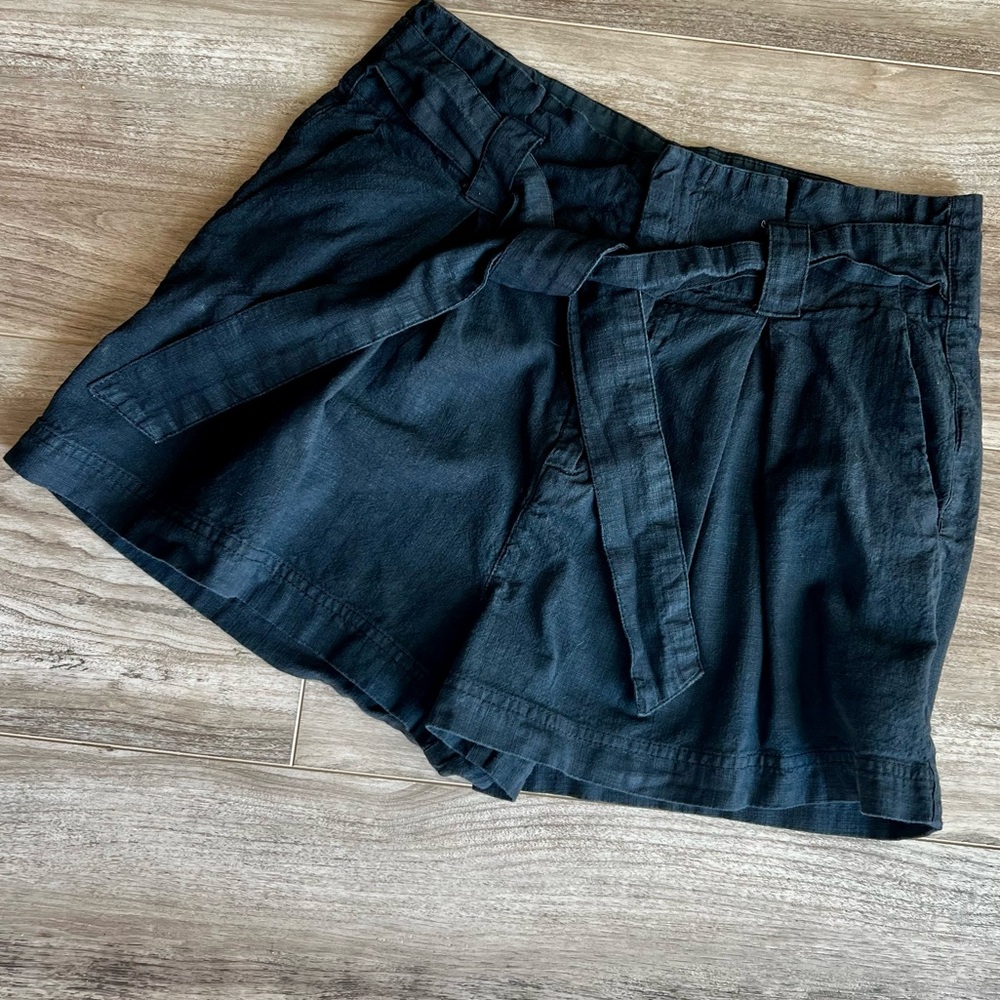 Free People linen pleated shorts with attached 1/2 belt tie, size 10